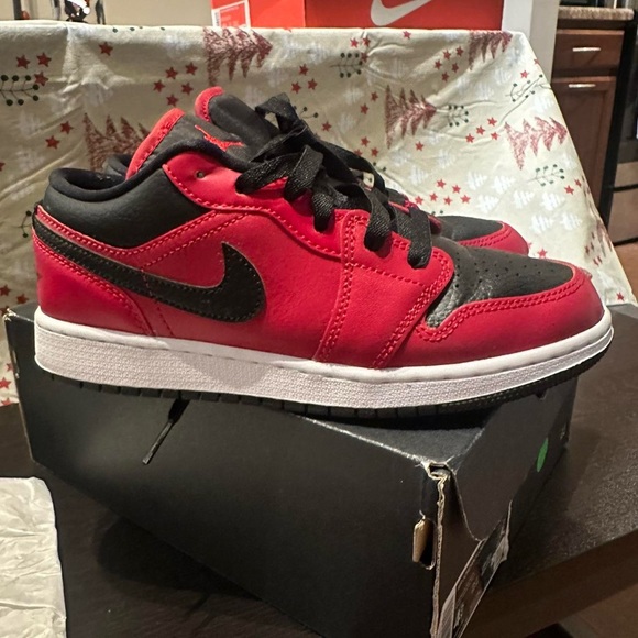 Red air Jordan low 1s - Picture 2 of 6